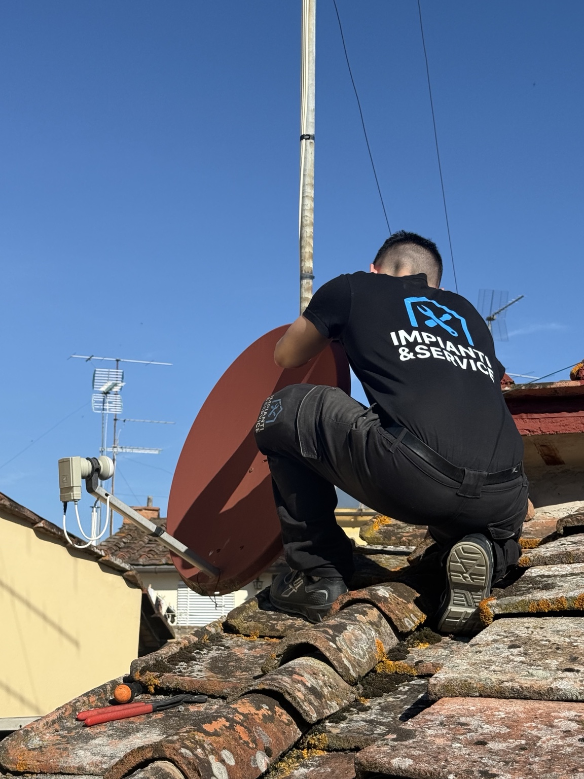 Tecnico IMPIANTI&SERVICE durante un intervento su antenna a Firenze