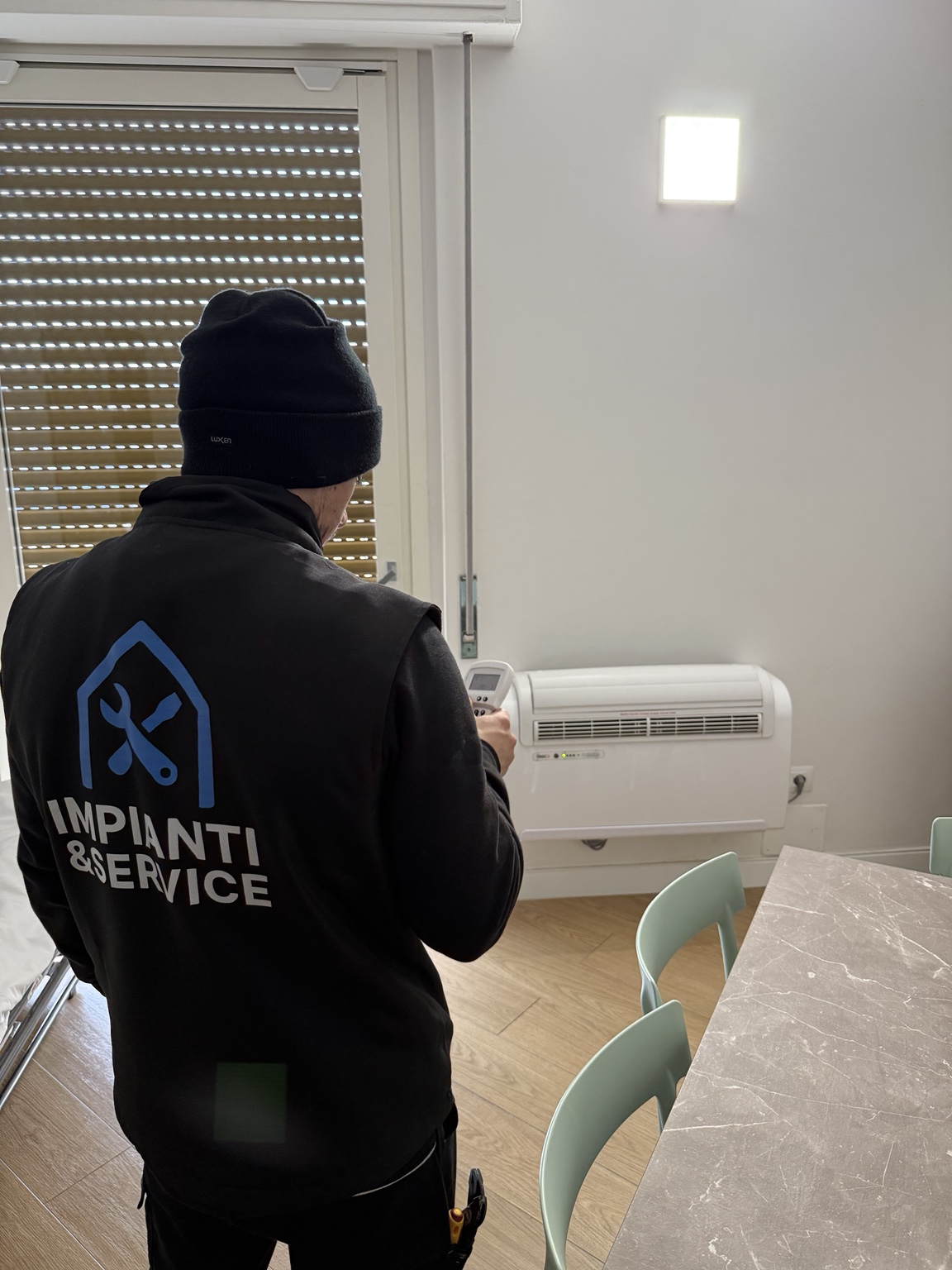 Tecnico IMPIANTI&SERVICE durante un controllo della climatizzazione