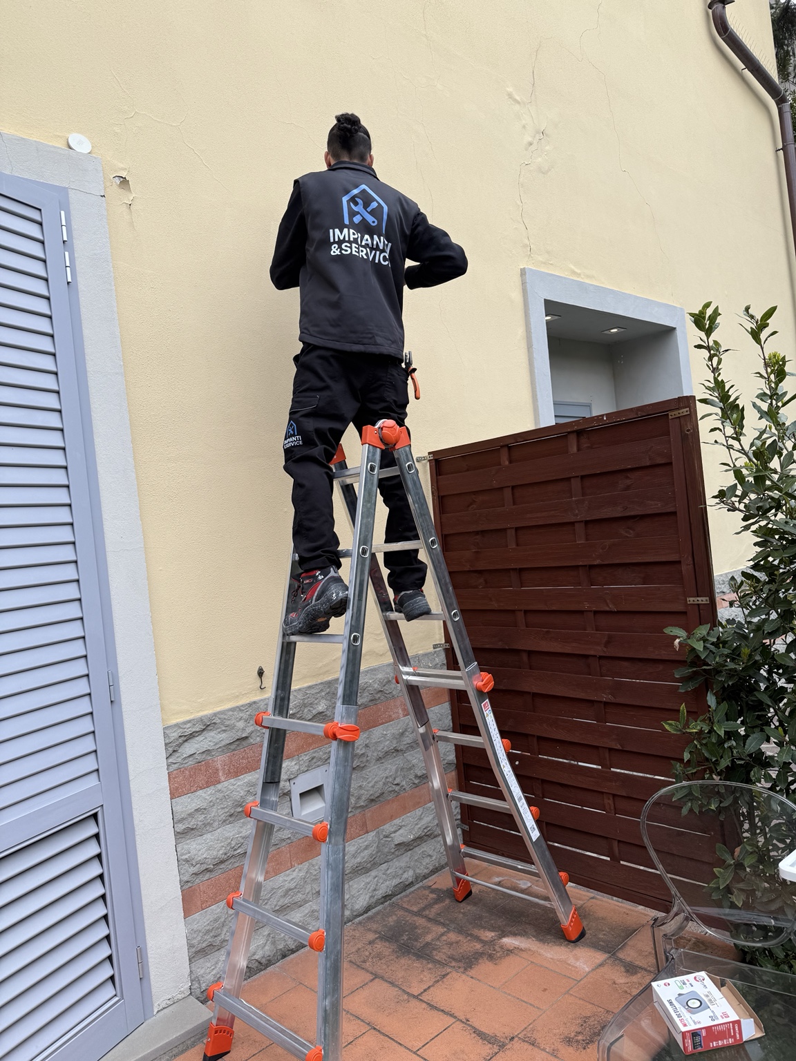Tecnico IMPIANTI&SERVICE durante un intervento esterno in quota